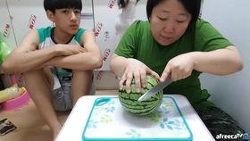 吃瓜母子,温馨日常中的趣味瞬间